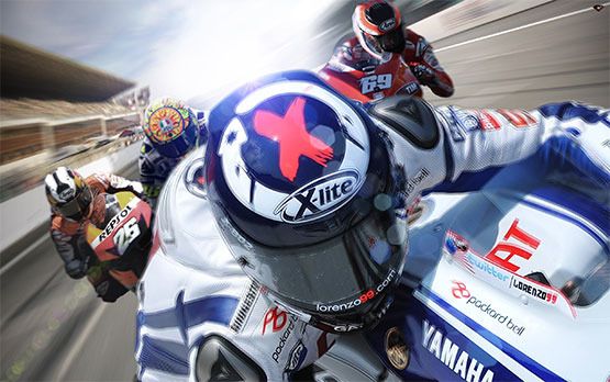 Casque et moto dans les stands