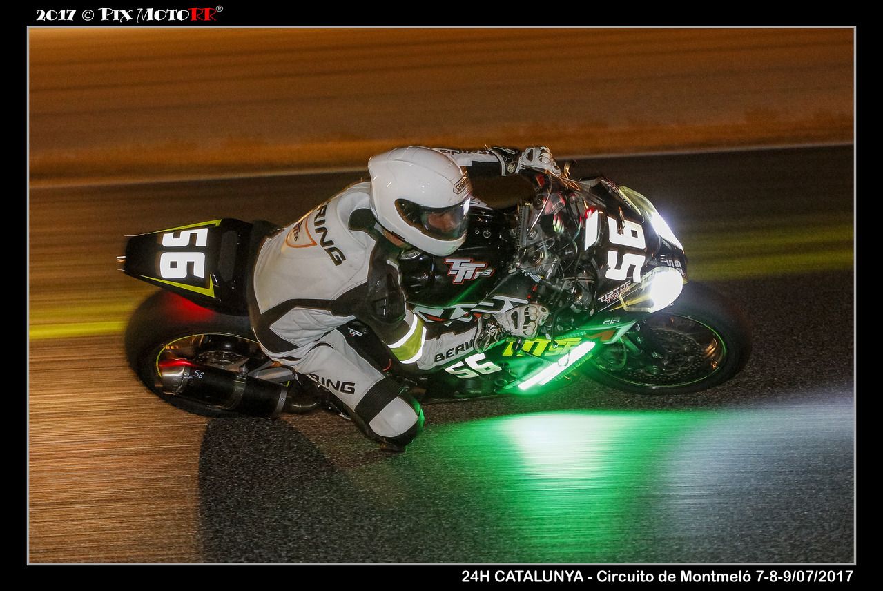 Moto de compétition éclairée pour la course de nuit