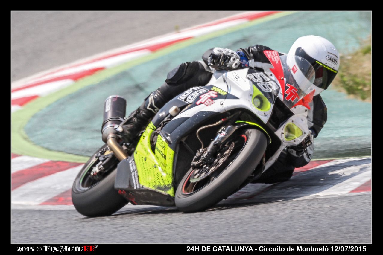 Moto de compétition en course