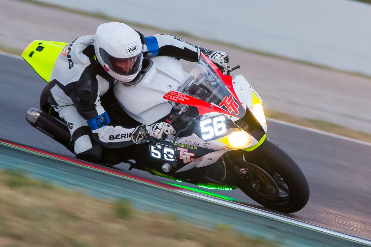 Moto numéro 56 en virage