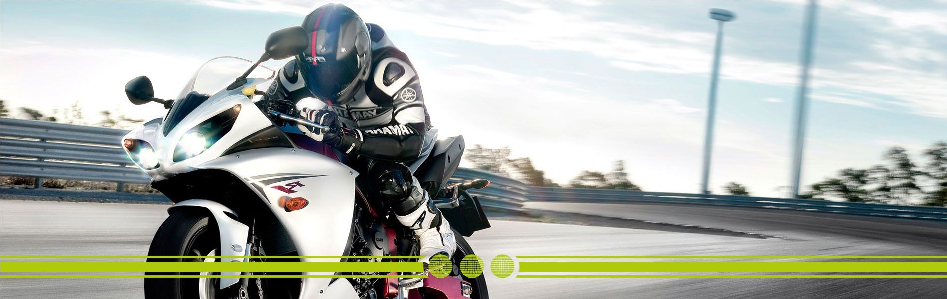 Moto de piste et son pilote en virage sur circuit