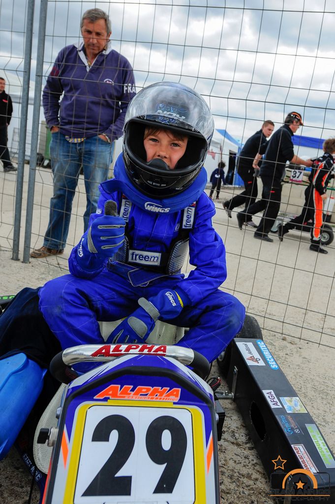 Pilote de karting et son accompagnateur