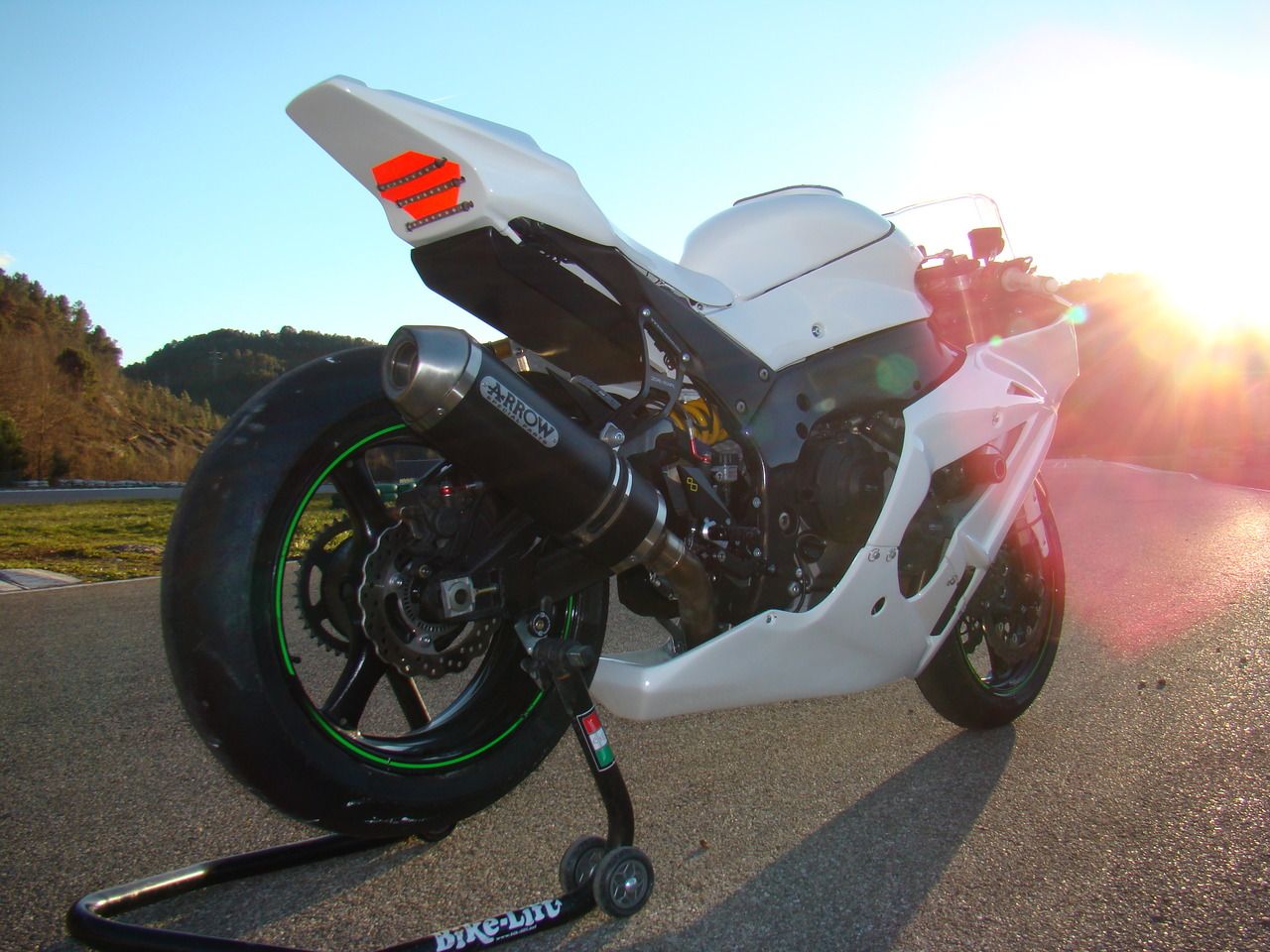 Moto blanche préparée pour une utilisation sur piste